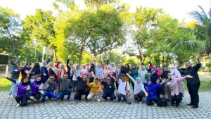 Peserta mengikuti Senam Prolanis di Klinik Pratama USK bersama BIO-Lab