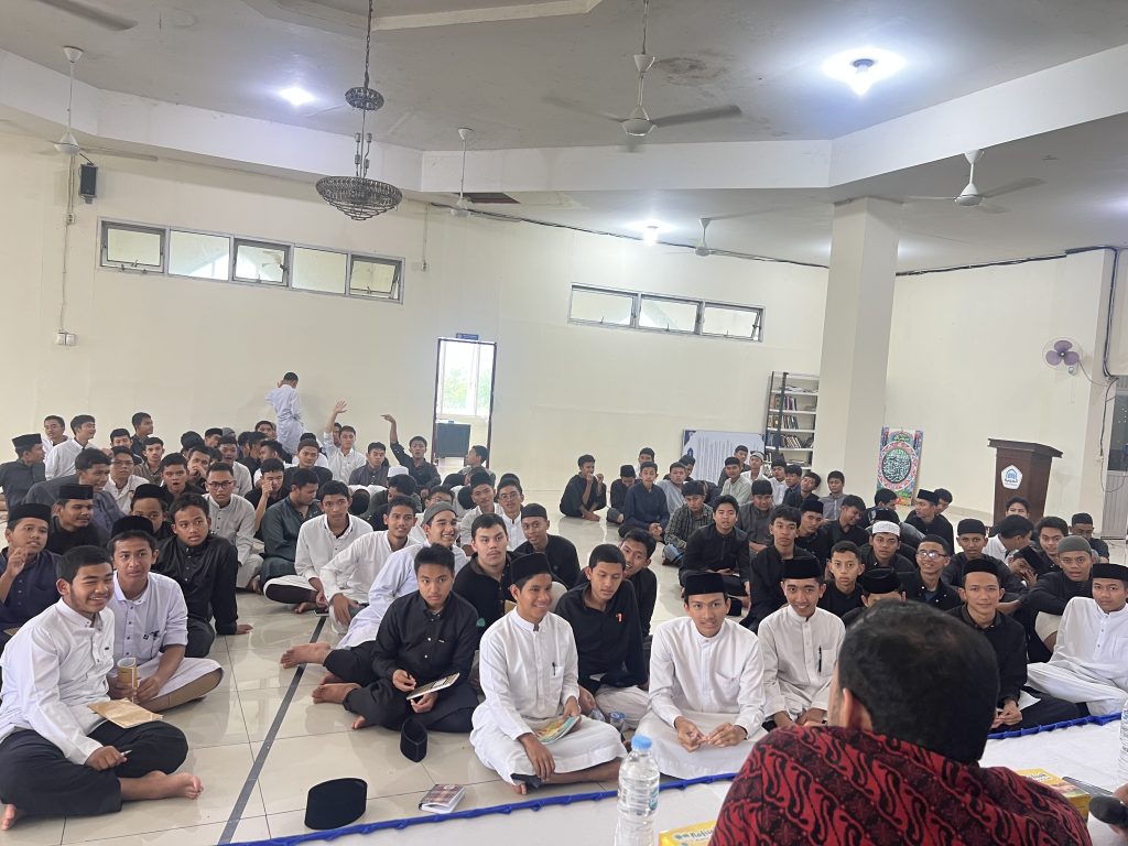 Antusiasme santri menyimak materi kesehatan puasa oleh dokter Klinik Pratama USK di Aula SMAIT Al-Arabiyah.