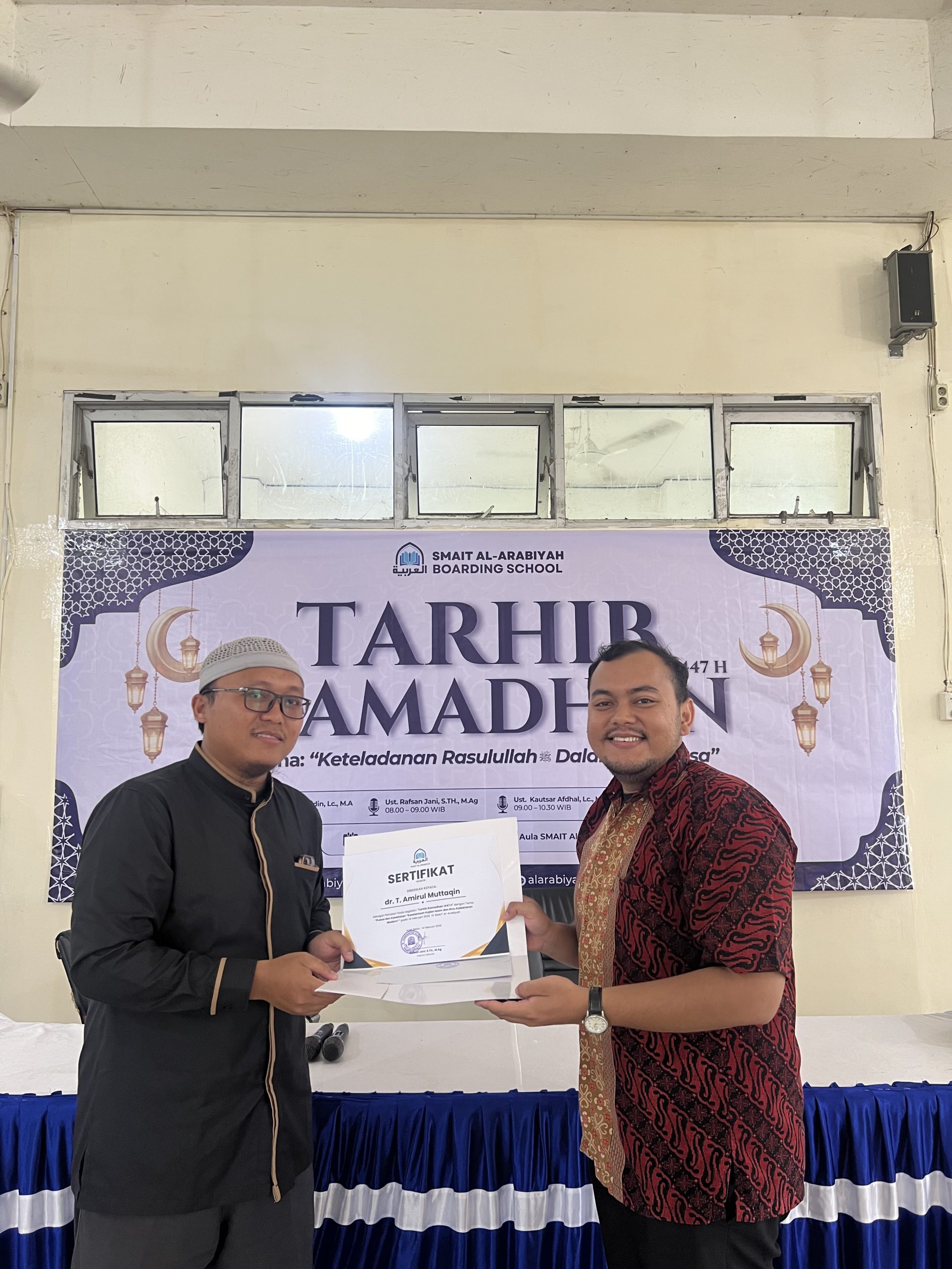 Penyerahan sertifikat kepada dr. T. Amirul Muttaqin sebagai narasumber kesehatan pada Tarhib Ramadhan 1447 H.